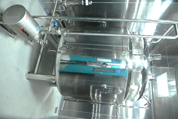 Stainless steel manufacturing vessel and piping for 500 to 2,500 litre batches